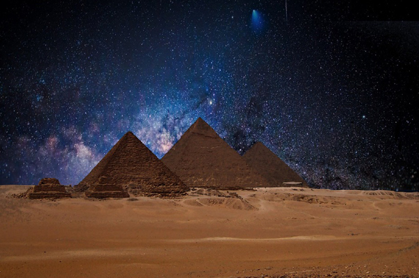 GIZA E LE STELLE CHE NON TRAMONTANO MAI. Tra antichi testi e spettacolari immagini, alla scoperta dell’aldilà celeste dei faraoni egizi.